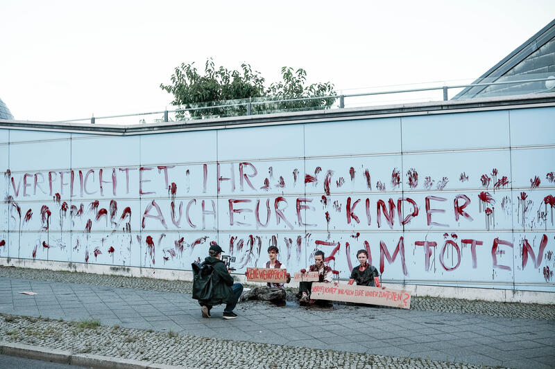 Am 02.09.2025 gegen 19 Uhr bemalten drei junge Aktivist*innen die Wand vom Kindergarten des Bundestags mit den Worten " Verpflichtet ihr auch eure Kinder zum Töten? " mit Kunstblut, um gegen eine mögliche Wehrpflicht zu demonstrieren. Auf Schildern stand zusätzlich " Wir verweigern ".   --   On September 2, 2025 three young activists wrote " Do you also draft your children to kill? " on the wall of the kindergarden of the Bundestag with artificial blood to protest against the planned reintroduction of the conscription. On signs there was written " We object ".