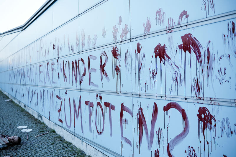 Am 02.09.2025 gegen 19 Uhr bemalten drei junge Aktivist*innen die Wand vom Kindergarten des Bundestags mit den Worten " Verpflichtet ihr auch eure Kinder zum Töten? " mit Kunstblut, um gegen eine mögliche Wehrpflicht zu demonstrieren. Auf Schildern stand zusätzlich " Wir verweigern ".   --   On September 2, 2025 three young activists wrote " Do you also draft your children to kill? " on the wall of the kindergarden of the Bundestag with artificial blood to protest against the planned reintroduction of the conscription. On signs there was written " We object ".