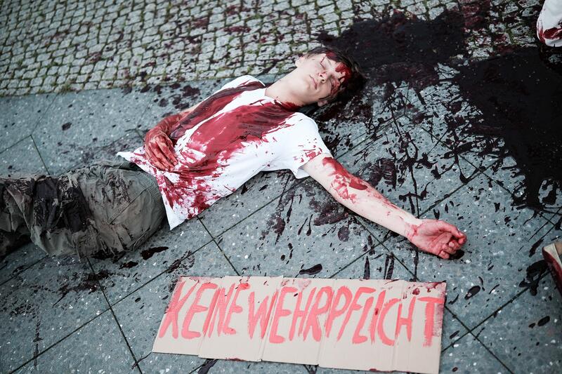 Am 02.09.2025 gegen 19 Uhr bemalten drei junge Aktivist*innen die Wand vom Kindergarten des Bundestags mit den Worten " Verpflichtet ihr auch eure Kinder zum Töten? " mit Kunstblut, um gegen eine mögliche Wehrpflicht zu demonstrieren. Auf Schildern stand zusätzlich " Wir verweigern ".   --   On September 2, 2025 three young activists wrote " Do you also draft your children to kill? " on the wall of the kindergarden of the Bundestag with artificial blood to protest against the planned reintroduction of the conscription. On signs there was written " We object ".