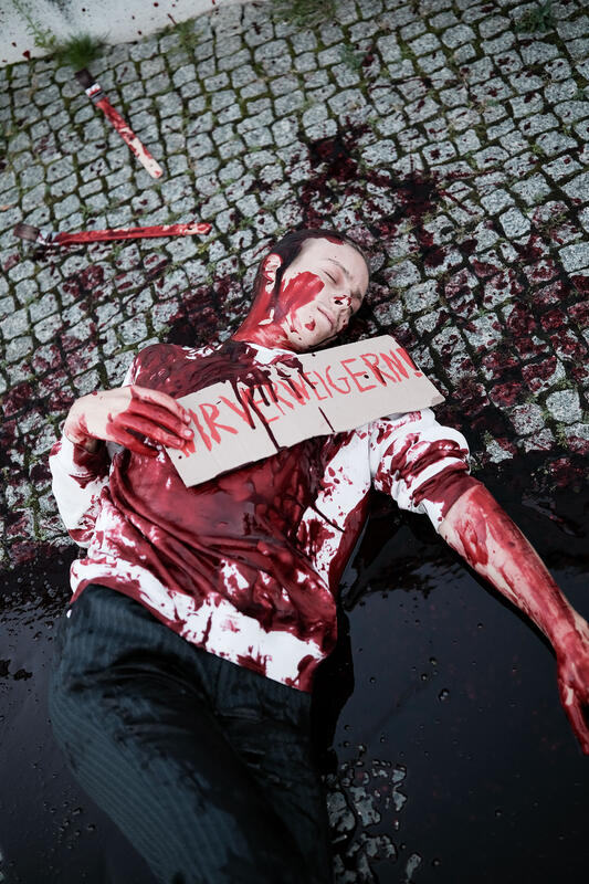 Am 02.09.2025 gegen 19 Uhr bemalten drei junge Aktivist*innen die Wand vom Kindergarten des Bundestags mit den Worten " Verpflichtet ihr auch eure Kinder zum Töten? " mit Kunstblut, um gegen eine mögliche Wehrpflicht zu demonstrieren. Auf Schildern stand zusätzlich " Wir verweigern ".   --   On September 2, 2025 three young activists wrote " Do you also draft your children to kill? " on the wall of the kindergarden of the Bundestag with artificial blood to protest against the planned reintroduction of the conscription. On signs there was written " We object ".