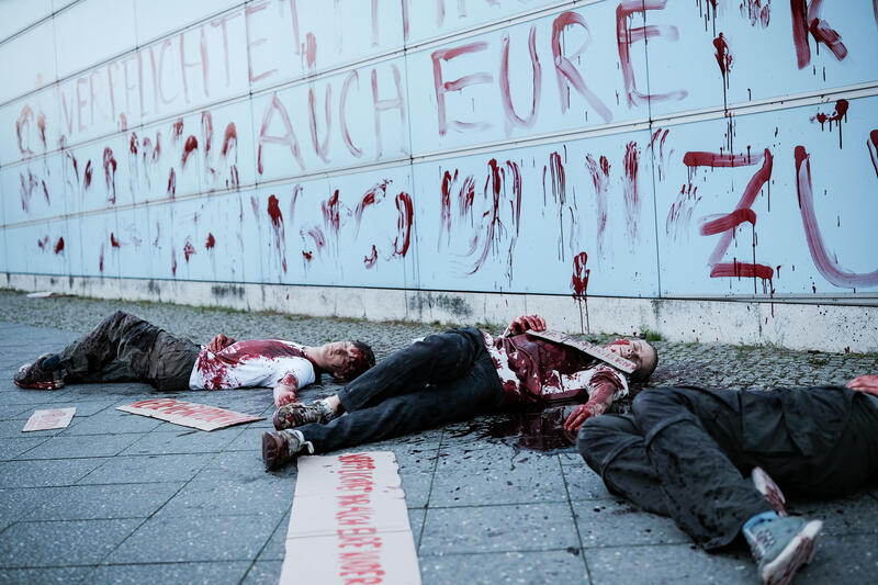 Am 02.09.2025 gegen 19 Uhr bemalten drei junge Aktivist*innen die Wand vom Kindergarten des Bundestags mit den Worten " Verpflichtet ihr auch eure Kinder zum Töten? " mit Kunstblut, um gegen eine mögliche Wehrpflicht zu demonstrieren. Auf Schildern stand zusätzlich " Wir verweigern ".   --   On September 2, 2025 three young activists wrote " Do you also draft your children to kill? " on the wall of the kindergarden of the Bundestag with artificial blood to protest against the planned reintroduction of the conscription. On signs there was written " We object ".