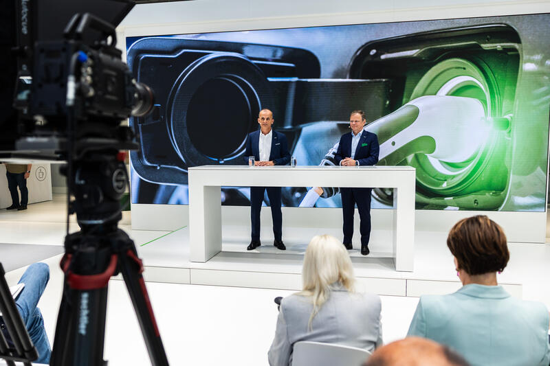 Matthias Zink, Vorstand Powertrain & Chassis, Thomas Stierle, Vorstand E-Mobility, bei der Pressekonferenz von Schaeffler Technologies AG & Co. KG am Media Day der IAA Mobility am 08.09.2025 in München.   --    Matthias Zink, Board Member Powertrain & Chassis, Thomas Stierle, Board Member E-Mobility, at the press conference of Schaeffler Technologies AG & Co. KG on the Media Day of the IAA Mobility on Septmber 08, 2025 in Munich, Germany.