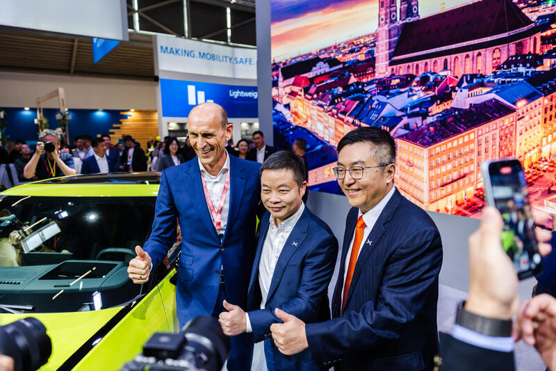Ralf Brandstätter, VW Vorstand China, Brian Gu Hongdi, vice chairman, He Xiaopeng, chairman, bei der Pressekonferenz von Guangzhou Xiaopeng Motors Technology Co., Ltd. - XPeng Motors am Media Day der IAA Mobility am 08.09.2025 in München.   --    Ralf Brandstaetter, VW board member China, Brian Gu Hongdi, vice chairman, He Xiaopeng, chairman, at the press conference of Guangzhou Xiaopeng Motors Technology Co., Ltd. - XPeng Motors on the Media Day of the IAA Mobility on Septmber 08, 2025 in Munich, Germany.