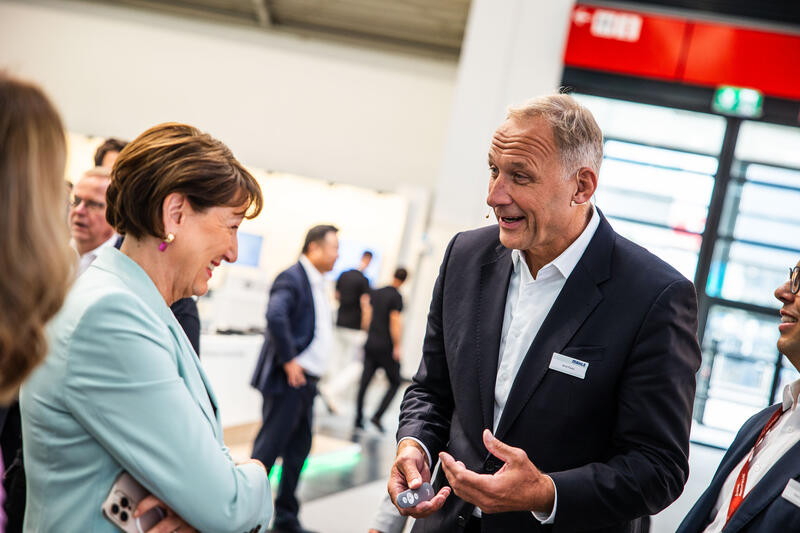 Hildegard Müller, VDA-Präsidentin, Arnd Franz, Chairman & CEO, bei der Pressekonferenz von Mahle GmbH am Media Day der IAA Mobility am 08.09.2025 in München.   --    Hildegard Mueller, VDA President, Arnd Franz, Chairman & CEO, at the press conference of Mahle on the Media Day of the IAA Mobility on Septmber 08, 2025 in Munich, Germany.
