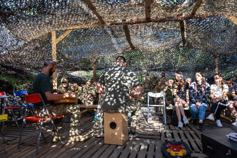 Konzert und Vortrag der vierköpfigen Gruppe der Cultural Forces bei der 32. Brigade. Fotografiert am 6. September 2025.      Concert and lecture by the four-member Cultural Forces group at the 32nd Brigade. Photographed on September 6, 2025.