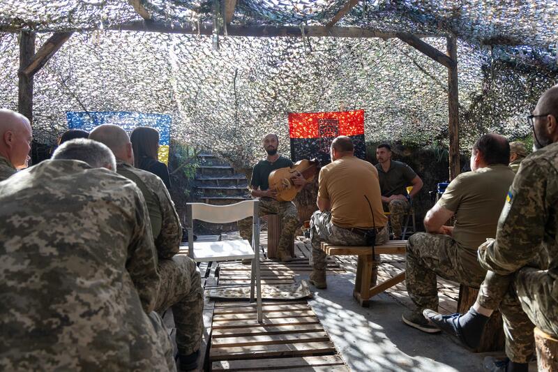 Konzert und Vortrag der vierköpfigen Gruppe der Cultural Forces bei der 32. Brigade. Fotografiert am 6. September 2025.      Concert and lecture by the four-member Cultural Forces group at the 32nd Brigade. Photographed on September 6, 2025.