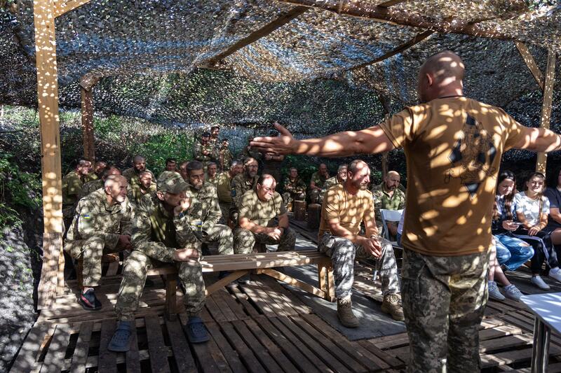 Konzert und Vortrag der vierköpfigen Gruppe der Cultural Forces bei der 32. Brigade. Fotografiert am 6. September 2025.      Concert and lecture by the four-member Cultural Forces group at the 32nd Brigade. Photographed on September 6, 2025.