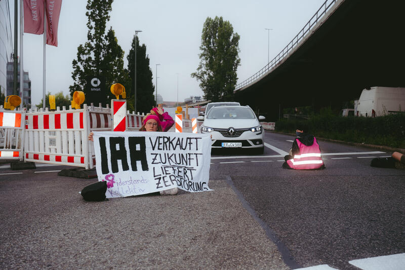Am Morgen des 9. September 2025 blockierten Aktivist*innen des Widerstandskollektivs die Landshuter Allee in München, Deutschland, vor dem Mercedes Showroom, um gegen die IAA (Internationale Automobil-Ausstellung) zu protestieren.
Einige saßen dabei nur auf der Straße, andere klebten oder betonierten sich fest. Die festbetonierte Aktivist*in musste mit Hilfe einer Flex gelöst werden. --   On the morning of September 9, 2025, activists from the Resistance Collective blocked Landshuter Allee in Munich, Germany, in front of the Mercedes showroom to protest against the IAA (International Motor Show).
Some just sat on the street, others stuck or concreted themselves down.
The concreted activist had to be loosened with the help of an angle grinder.