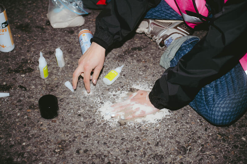 Am Morgen des 9. September 2025 blockierten Aktivist*innen des Widerstandskollektivs die Landshuter Allee in München, Deutschland, vor dem Mercedes Showroom, um gegen die IAA (Internationale Automobil-Ausstellung) zu protestieren.
Einige saßen dabei nur auf der Straße, andere klebten oder betonierten sich fest. Die festbetonierte Aktivist*in musste mit Hilfe einer Flex gelöst werden. --   On the morning of September 9, 2025, activists from the Resistance Collective blocked Landshuter Allee in Munich, Germany, in front of the Mercedes showroom to protest against the IAA (International Motor Show).
Some just sat on the street, others stuck or concreted themselves down.
The concreted activist had to be loosened with the help of an angle grinder.