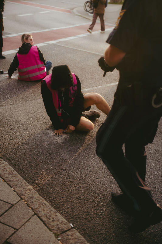 Am Morgen des 9. September 2025 blockierten Aktivist*innen des Widerstandskollektivs die Landshuter Allee in München, Deutschland, vor dem Mercedes Showroom, um gegen die IAA (Internationale Automobil-Ausstellung) zu protestieren.
Einige saßen dabei nur auf der Straße, andere klebten oder betonierten sich fest. Die festbetonierte Aktivist*in musste mit Hilfe einer Flex gelöst werden. --   On the morning of September 9, 2025, activists from the Resistance Collective blocked Landshuter Allee in Munich, Germany, in front of the Mercedes showroom to protest against the IAA (International Motor Show).
Some just sat on the street, others stuck or concreted themselves down.
The concreted activist had to be loosened with the help of an angle grinder.
