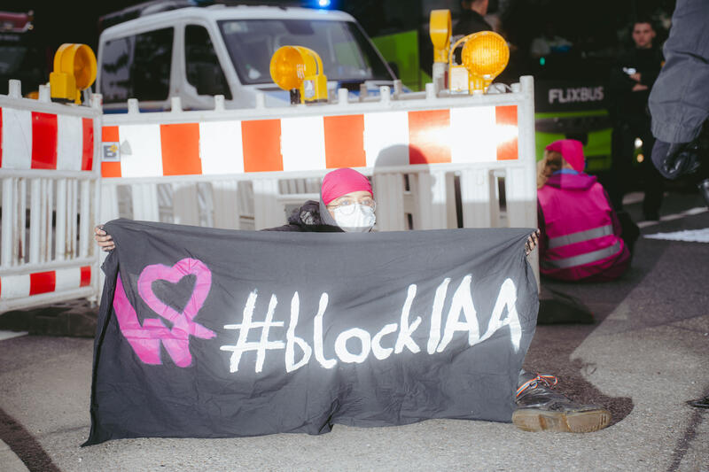 Am Morgen des 9. September 2025 blockierten Aktivist*innen des Widerstandskollektivs die Landshuter Allee in München, Deutschland, vor dem Mercedes Showroom, um gegen die IAA (Internationale Automobil-Ausstellung) zu protestieren.
Einige saßen dabei nur auf der Straße, andere klebten oder betonierten sich fest. Die festbetonierte Aktivist*in musste mit Hilfe einer Flex gelöst werden. --   On the morning of September 9, 2025, activists from the Resistance Collective blocked Landshuter Allee in Munich, Germany, in front of the Mercedes showroom to protest against the IAA (International Motor Show).
Some just sat on the street, others stuck or concreted themselves down.
The concreted activist had to be loosened with the help of an angle grinder.