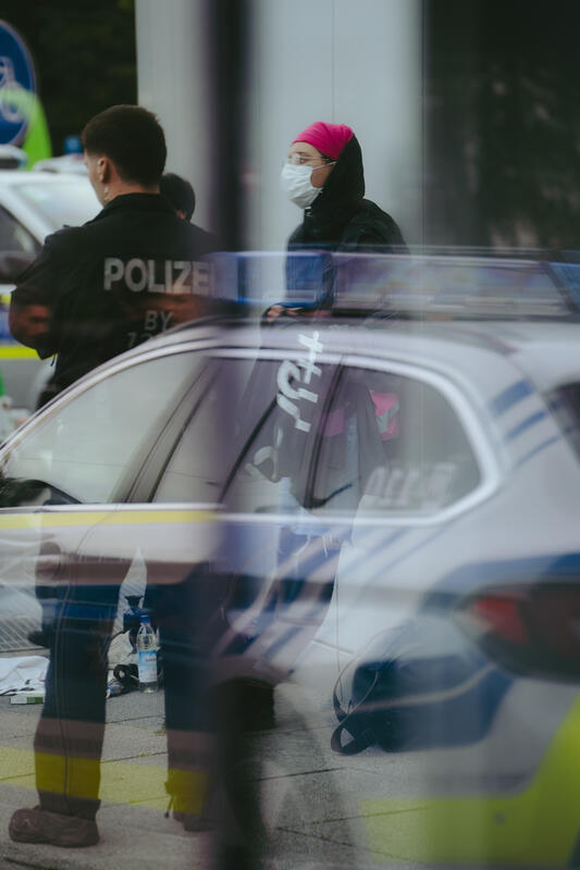 Am Morgen des 9. September 2025 blockierten Aktivist*innen des Widerstandskollektivs die Landshuter Allee in München, Deutschland, vor dem Mercedes Showroom, um gegen die IAA (Internationale Automobil-Ausstellung) zu protestieren.
Einige saßen dabei nur auf der Straße, andere klebten oder betonierten sich fest. Die festbetonierte Aktivist*in musste mit Hilfe einer Flex gelöst werden. --   On the morning of September 9, 2025, activists from the Resistance Collective blocked Landshuter Allee in Munich, Germany, in front of the Mercedes showroom to protest against the IAA (International Motor Show).
Some just sat on the street, others stuck or concreted themselves down.
The concreted activist had to be loosened with the help of an angle grinder.