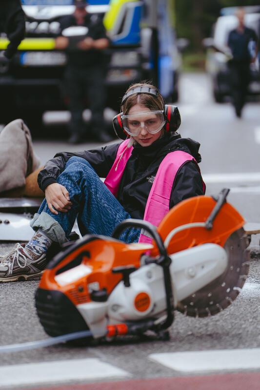 Am Morgen des 9. September 2025 blockierten Aktivist*innen des Widerstandskollektivs die Landshuter Allee in München, Deutschland, vor dem Mercedes Showroom, um gegen die IAA (Internationale Automobil-Ausstellung) zu protestieren.
Einige saßen dabei nur auf der Straße, andere klebten oder betonierten sich fest. Die festbetonierte Aktivist*in musste mit Hilfe einer Flex gelöst werden. --   On the morning of September 9, 2025, activists from the Resistance Collective blocked Landshuter Allee in Munich, Germany, in front of the Mercedes showroom to protest against the IAA (International Motor Show).
Some just sat on the street, others stuck or concreted themselves down.
The concreted activist had to be loosened with the help of an angle grinder.