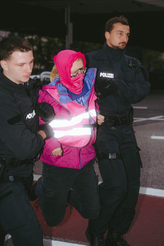 Am Morgen des 9. September 2025 blockierten Aktivist*innen des Widerstandskollektivs die Landshuter Allee in München, Deutschland, vor dem Mercedes Showroom, um gegen die IAA (Internationale Automobil-Ausstellung) zu protestieren.
Einige saßen dabei nur auf der Straße, andere klebten oder betonierten sich fest. Die festbetonierte Aktivist*in musste mit Hilfe einer Flex gelöst werden. --   On the morning of September 9, 2025, activists from the Resistance Collective blocked Landshuter Allee in Munich, Germany, in front of the Mercedes showroom to protest against the IAA (International Motor Show).
Some just sat on the street, others stuck or concreted themselves down.
The concreted activist had to be loosened with the help of an angle grinder.