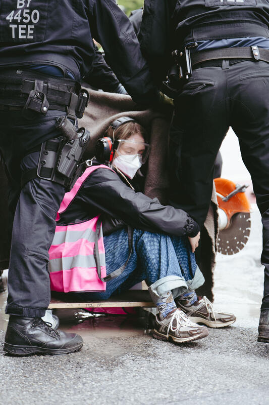 Am Morgen des 9. September 2025 blockierten Aktivist*innen des Widerstandskollektivs die Landshuter Allee in München, Deutschland, vor dem Mercedes Showroom, um gegen die IAA (Internationale Automobil-Ausstellung) zu protestieren.
Einige saßen dabei nur auf der Straße, andere klebten oder betonierten sich fest. Die festbetonierte Aktivist*in musste mit Hilfe einer Flex gelöst werden. --   On the morning of September 9, 2025, activists from the Resistance Collective blocked Landshuter Allee in Munich, Germany, in front of the Mercedes showroom to protest against the IAA (International Motor Show).
Some just sat on the street, others stuck or concreted themselves down.
The concreted activist had to be loosened with the help of an angle grinder.
