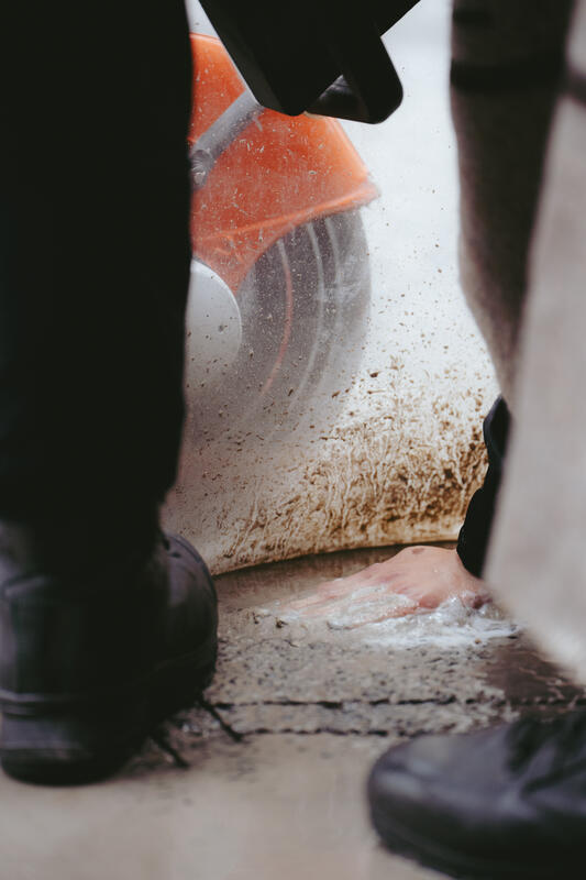 Am Morgen des 9. September 2025 blockierten Aktivist*innen des Widerstandskollektivs die Landshuter Allee in München, Deutschland, vor dem Mercedes Showroom, um gegen die IAA (Internationale Automobil-Ausstellung) zu protestieren.
Einige saßen dabei nur auf der Straße, andere klebten oder betonierten sich fest. Die festbetonierte Aktivist*in musste mit Hilfe einer Flex gelöst werden. --   On the morning of September 9, 2025, activists from the Resistance Collective blocked Landshuter Allee in Munich, Germany, in front of the Mercedes showroom to protest against the IAA (International Motor Show).
Some just sat on the street, others stuck or concreted themselves down.
The concreted activist had to be loosened with the help of an angle grinder.