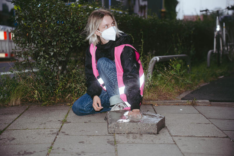Am Morgen des 9. September 2025 blockierten Aktivist*innen des Widerstandskollektivs die Landshuter Allee in München, Deutschland, vor dem Mercedes Showroom, um gegen die IAA (Internationale Automobil-Ausstellung) zu protestieren.
Einige saßen dabei nur auf der Straße, andere klebten oder betonierten sich fest. Die festbetonierte Aktivist*in musste mit Hilfe einer Flex gelöst werden. --   On the morning of September 9, 2025, activists from the Resistance Collective blocked Landshuter Allee in Munich, Germany, in front of the Mercedes showroom to protest against the IAA (International Motor Show).
Some just sat on the street, others stuck or concreted themselves down.
The concreted activist had to be loosened with the help of an angle grinder.