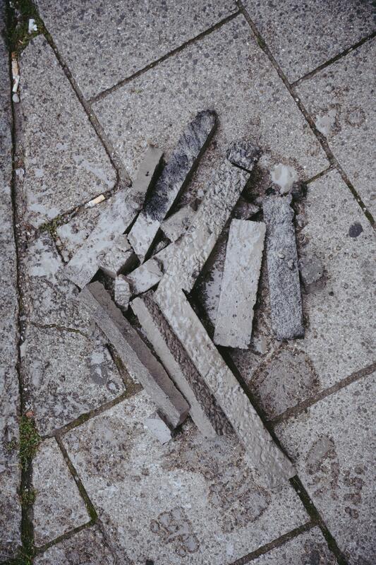 Am Morgen des 9. September 2025 blockierten Aktivist*innen des Widerstandskollektivs die Landshuter Allee in München, Deutschland, vor dem Mercedes Showroom, um gegen die IAA (Internationale Automobil-Ausstellung) zu protestieren.
Einige saßen dabei nur auf der Straße, andere klebten oder betonierten sich fest. Die festbetonierte Aktivist*in musste mit Hilfe einer Flex gelöst werden. --   On the morning of September 9, 2025, activists from the Resistance Collective blocked Landshuter Allee in Munich, Germany, in front of the Mercedes showroom to protest against the IAA (International Motor Show).
Some just sat on the street, others stuck or concreted themselves down.
The concreted activist had to be loosened with the help of an angle grinder.