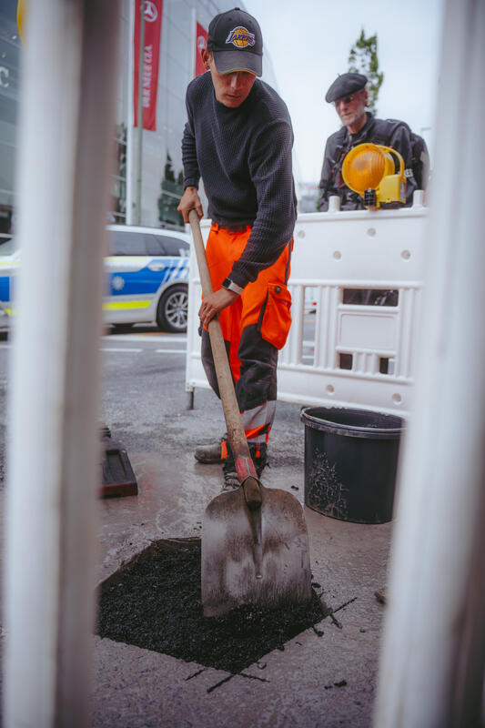 Am Morgen des 9. September 2025 blockierten Aktivist*innen des Widerstandskollektivs die Landshuter Allee in München, Deutschland, vor dem Mercedes Showroom, um gegen die IAA (Internationale Automobil-Ausstellung) zu protestieren.
Einige saßen dabei nur auf der Straße, andere klebten oder betonierten sich fest. Die festbetonierte Aktivist*in musste mit Hilfe einer Flex gelöst werden. --   On the morning of September 9, 2025, activists from the Resistance Collective blocked Landshuter Allee in Munich, Germany, in front of the Mercedes showroom to protest against the IAA (International Motor Show).
Some just sat on the street, others stuck or concreted themselves down.
The concreted activist had to be loosened with the help of an angle grinder.