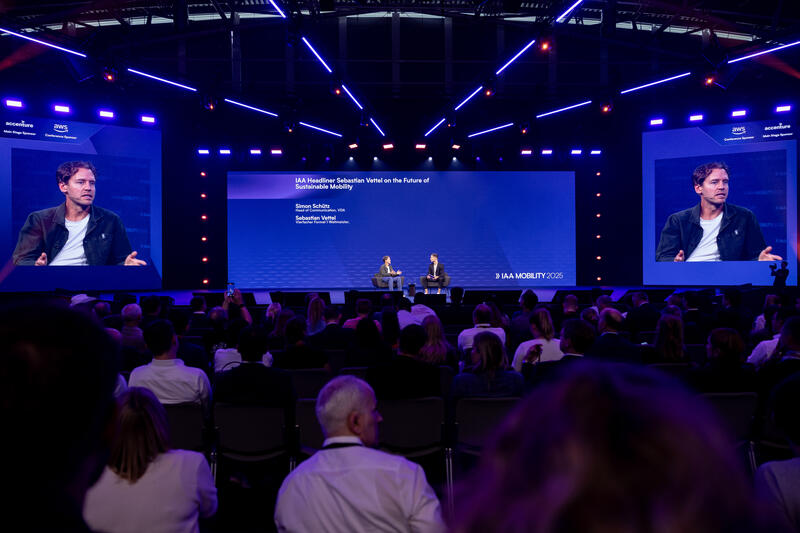 Sebastian Vettel, Simon Schütz, VDA Head of Communications,  bei der IAA Conference auf der IAA Mobility am 09.09.2025 in München.   --   Sebastian Vettel, Simon Schuetz, VDA Head of Communications, at the IAA Conference at the IAA Mobility on September 9, 2025 in Munich, Germany.