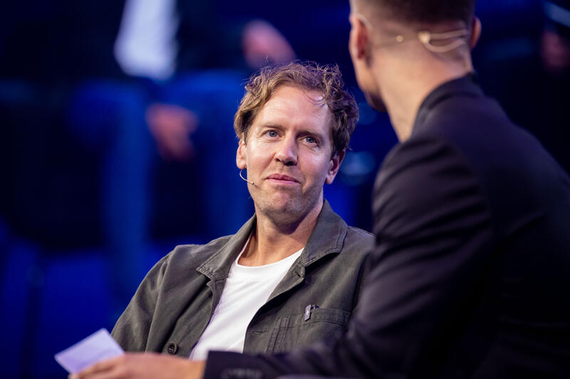 Sebastian Vettel, Simon Schütz, VDA Head of Communications,  bei der IAA Conference auf der IAA Mobility am 09.09.2025 in München.   --   Sebastian Vettel, Simon Schuetz, VDA Head of Communications, at the IAA Conference at the IAA Mobility on September 9, 2025 in Munich, Germany.