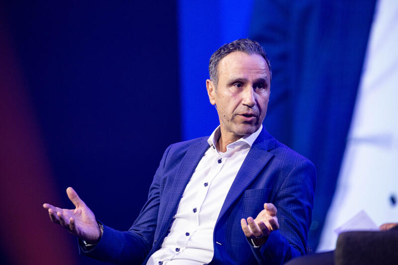 Mihiar Ayoubi, BMW, Nakul Duggal, Qualcomm, bei der IAA Conference auf der IAA Mobility am 09.09.2025 in München.   --   Mihiar Ayoubi, BMW, Nakul Duggal, Qualcomm, at the IAA Conference at the IAA Mobility on September 9, 2025 in Munich, Germany.