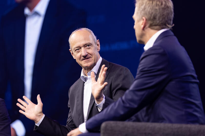 Roland Busch, CEO Siemens AG,  Oliver Zipse, Vorstandsvorsitzender BMW Gruppe, bei der IAA Conference auf der IAA Mobility am 09.09.2025 in München.   --   Roland Busch, CEO Siemens AG, ,Oliver Zipse CEO BMW, at the IAA Conference at the IAA Mobility on September 9, 2025 in Munich, Germany.