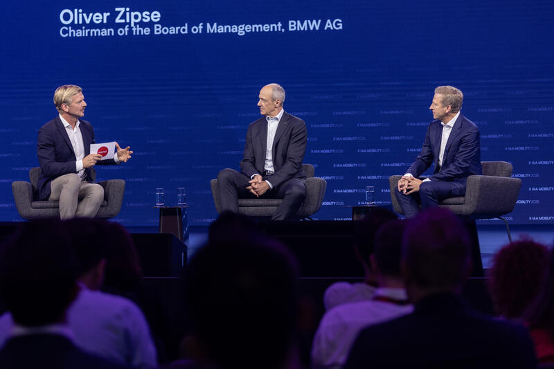 Gordon Repinski, POLITICO, Roland Busch, CEO Siemens AG,  Oliver Zipse, Vorstandsvorsitzender BMW Gruppe, bei der IAA Conference auf der IAA Mobility am 09.09.2025 in München.   --   Gordon Repinski, POLITICO, Roland Busch, CEO Siemens AG, ,Oliver Zipse CEO BMW, at the IAA Conference at the IAA Mobility on September 9, 2025 in Munich, Germany.