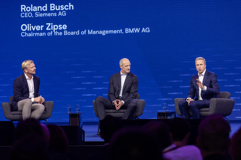 Gordon Repinski, POLITICO, Roland Busch, CEO Siemens AG,  Oliver Zipse, Vorstandsvorsitzender BMW Gruppe, bei der IAA Conference auf der IAA Mobility am 09.09.2025 in München.   --   Gordon Repinski, POLITICO, Roland Busch, CEO Siemens AG, ,Oliver Zipse CEO BMW, at the IAA Conference at the IAA Mobility on September 9, 2025 in Munich, Germany.