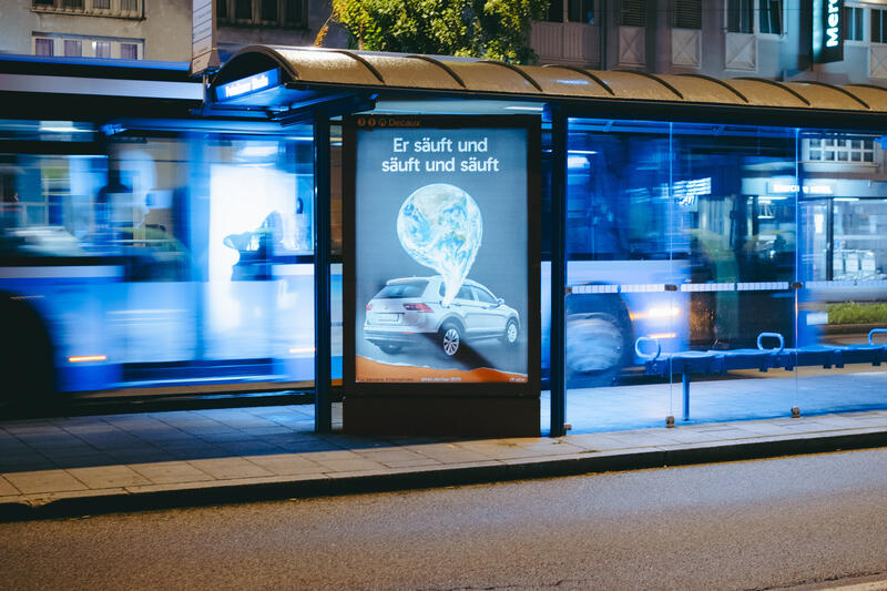 In der Nacht auf den 10.09.2025 versuchten zwei Aktivist:innen von Attac eine Adbusting-Aktion. Sie entfernten einige Werbeplakate und wollten sie durch Plakate gegen die IAA ersetzen. Da sie unvorbereitet waren, konnten sie einige Werbekästen nicht öffnen, einige konnten sie hingegen öffnen, aber ihre Plakate nicht aufhängen. Der Protest von Attac gegen die IAA begleiten sie mit der Froderung, nach einer sozial-ökologischen Wende in der Automobilindustrie und im gesamten Wirtschaftssystem. Sie fordern: Weniger Autos, und stattdessen mehr Platz für Fahrräder und Fußwege. -- On the night of September 10, 2025, two Attac activists attempted an adbusting campaign. They removed several advertising posters and wanted to replace them with posters against the IAA. Since they were unprepared, they were unable to open some of the advertising boxes, while others they were able to open but could not hang their posters. Attac's protest against the IAA is accompanied by demands for a socio-ecological transformation of the automotive industry and the entire economic system. They are calling for fewer cars and more space for bicycles and footpaths instead.