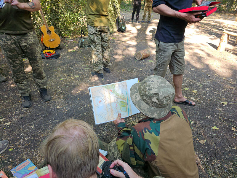 Die Soldaten der 156. Brigade stöbern in den Büchern des Projekts "Bücher für die Front". Fotografiert am 7. September 2025.     The soldiers of the 156th Brigade browse through the books of the "Books for the Front" project. Photographed on 7 September 2025.