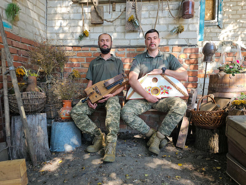 Arthur Temchenko mit seiner Hurdy Gurdy und Mikhailo Volk mit der Gusla. Fotografiert am 7. September 2025.   Arthur Temchenko with his Hurdy Gurdy and Mikhailo Volk with the Gusla. Photographed on 7 September 2025.