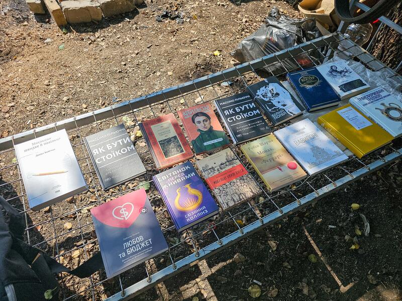 Bücher für die Front. Fotografiert am 7. September 2025.    Books for the front. Photographed on 7 September 2025.