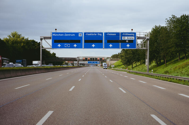 Am 11. September 2025, kurz nach 8, steigen drei Aktivist*innen auf eine Schilderbrücke über der Autobahn nahe der Allianz-Arena in München, Deutschland.
Dazu setzen sich wenig später 6 weitere Aktivist*innen auf die mittlerweile gesperrte Autobahn und kleben sich teilweise fest.
Auch zwei der Aktivist*innen auf der Brücke klebten sich fest, dies verzögerte die Räumung um einiges. Die Aktivist*innen gehörten dem Widerstandskollektiv an und protestierten mit dieser Aktion gegen die IAA, die zurzeit in München stattfindet.  -- On September 11, 2025, shortly after 8 a.m., three activists climb onto a sign bridge above the highway near the Allianz Arena in Munich, Germany.
A little later, six more activists sit down on the now closed highway and partially glue themselves to the ground.
Two of the activists on the bridge also glued themselves to the bridge, which delayed the evacuation considerably. The activists belonged to the resistance collective and were protesting against the IAA, which is currently taking place in Munich.