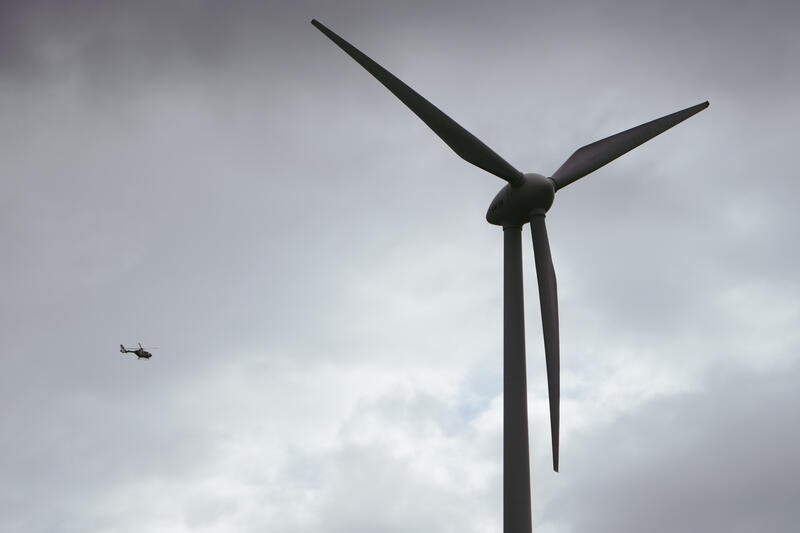 Am 11. September 2025, kurz nach 8, steigen drei Aktivist*innen auf eine Schilderbrücke über der Autobahn nahe der Allianz-Arena in München, Deutschland.
Dazu setzen sich wenig später 6 weitere Aktivist*innen auf die mittlerweile gesperrte Autobahn und kleben sich teilweise fest.
Auch zwei der Aktivist*innen auf der Brücke klebten sich fest, dies verzögerte die Räumung um einiges. Die Aktivist*innen gehörten dem Widerstandskollektiv an und protestierten mit dieser Aktion gegen die IAA, die zurzeit in München stattfindet.  -- On September 11, 2025, shortly after 8 a.m., three activists climb onto a sign bridge above the highway near the Allianz Arena in Munich, Germany.
A little later, six more activists sit down on the now closed highway and partially glue themselves to the ground.
Two of the activists on the bridge also glued themselves to the bridge, which delayed the evacuation considerably. The activists belonged to the resistance collective and were protesting against the IAA, which is currently taking place in Munich.