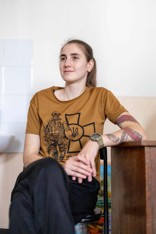 Eine der Mitarbeiterinnen des Rehabilitationszentrums. Fotografiert am 9. September 2025.     One of the employees of the rehabilitation centre. Photographed on 9 September 2025.