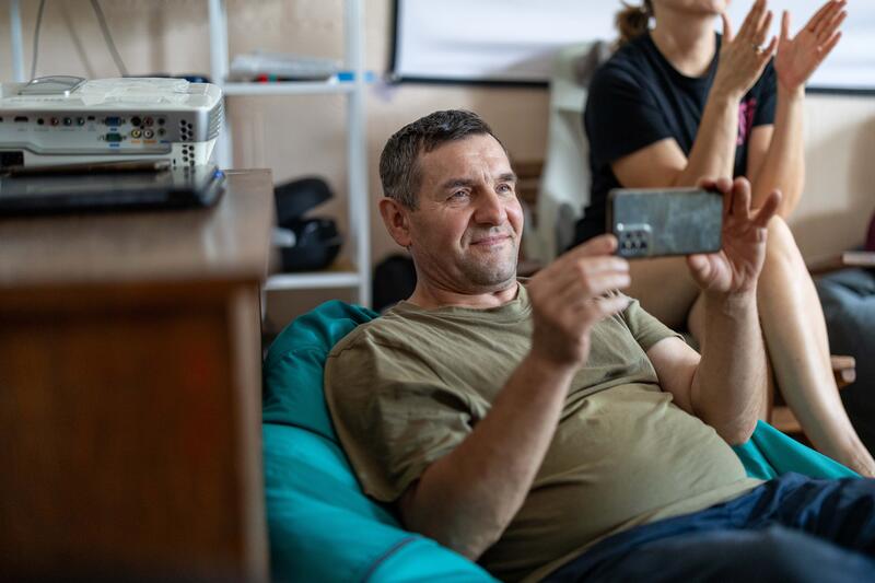 Einer der Mitarbeiter des Rehabilitationszentrums beim Konzert am 9. September 2025.     One of the employees of the rehabilitation centre at the concert on 9 September 2025.