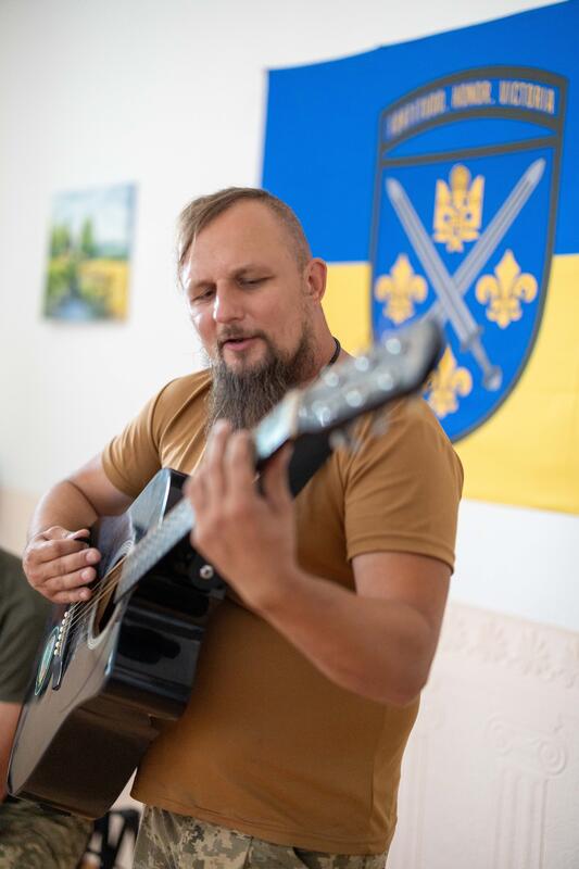 Anton Lubii an der Gitarre, während des Konzerts am 9. September 2025.   Anton Lubii on the guitar during the concert on 9 September 2025.