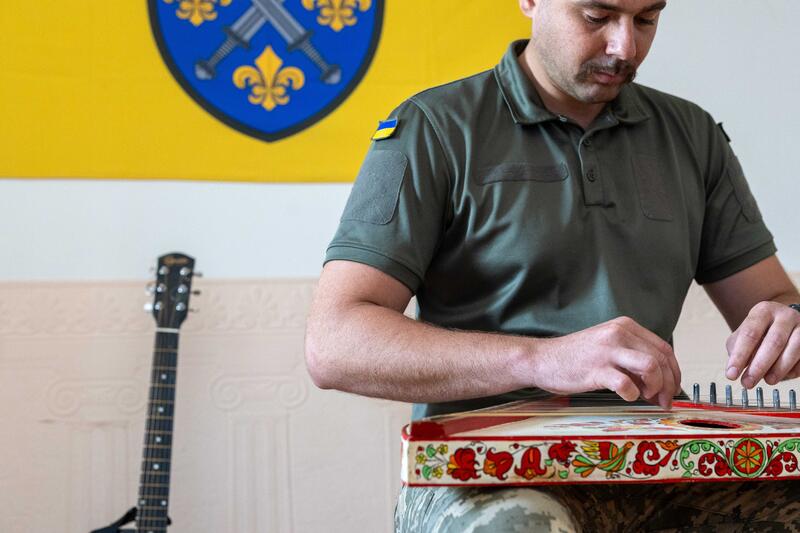 Mikhailo Volk an der Gusla, beim Konzert am 9. September 2025.   Mikhailo Volk at the Gusla, at the concert on 9 September 2025.
