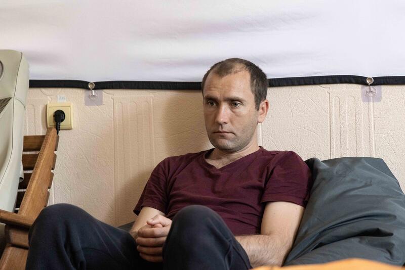 Einer der Soldaten der sich momentan im Zentrum in Kurzzeitbehandlung aufhält lauscht dem konzert. Fotografiert am 9. September 2025.     One of the soldiers currently undergoing short-term treatment at the centre listens to the concert. Photographed on 9 September 2025.