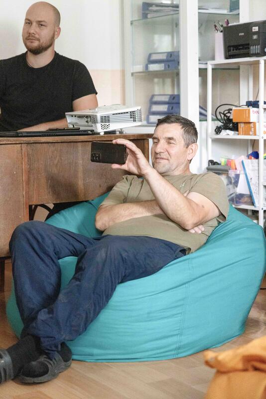 Die beiden Mitarbeiter des rehabilitationszentrums geniessen das Konzert von Joryj Kloc, am 9. September 2025.    The two male employees of the rehabilitation centre enjoy the concert by Joryj Kloc on 9 September 2025.