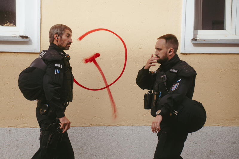 Am 13. September 2025 versammelten sich Hunderte Teilnehmer*innen in München, Deutschland, um gemeinsam gegen die IAA zu protestieren. Im Gegensatz zu den Erwartungen und dem Polizeiaufgebot blieb die Demo größtenteils recht ruhig, bis auf kleine Aktionen vom Widerstandskollektiv und einer Aktion an der Akademie der Bildenden Künste.  -- On September 13, 2025, hundreds of participants gathered in Munich, Germany, to protest against the IAA. Contrary to expectations and the police presence, the demonstration remained largely peaceful, except for minor actions by the resistance collective and an action at the Academy of Fine Arts.
