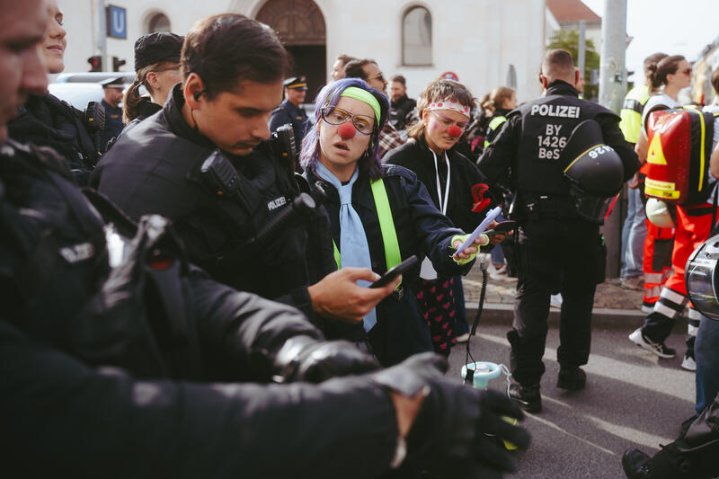 Am 13. September 2025 versammelten sich Hunderte Teilnehmer*innen in München, Deutschland, um gemeinsam gegen die IAA zu protestieren. Im Gegensatz zu den Erwartungen und dem Polizeiaufgebot blieb die Demo größtenteils recht ruhig, bis auf kleine Aktionen vom Widerstandskollektiv und einer Aktion an der Akademie der Bildenden Künste.  -- On September 13, 2025, hundreds of participants gathered in Munich, Germany, to protest against the IAA. Contrary to expectations and the police presence, the demonstration remained largely peaceful, except for minor actions by the resistance collective and an action at the Academy of Fine Arts.