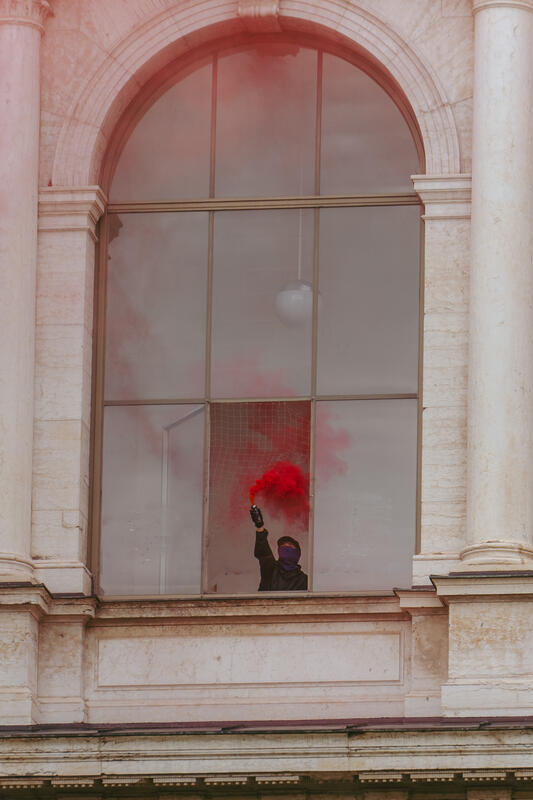 Am 13. September 2025 versammelten sich Hunderte Teilnehmer*innen in München, Deutschland, um gemeinsam gegen die IAA zu protestieren. Im Gegensatz zu den Erwartungen und dem Polizeiaufgebot blieb die Demo größtenteils recht ruhig, bis auf kleine Aktionen vom Widerstandskollektiv und einer Aktion an der Akademie der Bildenden Künste.  -- On September 13, 2025, hundreds of participants gathered in Munich, Germany, to protest against the IAA. Contrary to expectations and the police presence, the demonstration remained largely peaceful, except for minor actions by the resistance collective and an action at the Academy of Fine Arts.