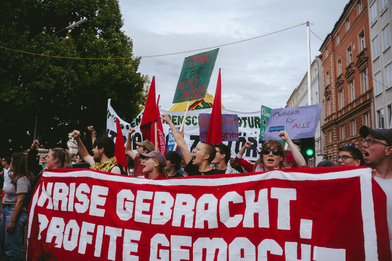 Am 13. September 2025 versammelten sich Hunderte Teilnehmer*innen in München, Deutschland, um gemeinsam gegen die IAA zu protestieren. Im Gegensatz zu den Erwartungen und dem Polizeiaufgebot blieb die Demo größtenteils recht ruhig, bis auf kleine Aktionen vom Widerstandskollektiv und einer Aktion an der Akademie der Bildenden Künste.  -- On September 13, 2025, hundreds of participants gathered in Munich, Germany, to protest against the IAA. Contrary to expectations and the police presence, the demonstration remained largely peaceful, except for minor actions by the resistance collective and an action at the Academy of Fine Arts.