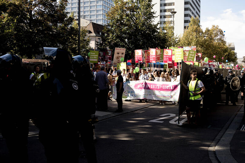 Der Marsch für Läbe steht bereit um den eingezäunten Marktplatz in Zürich-Oerlikon zu verlassen und den Marsch zu beginnen. Fotografiert am 20. September 2025.     The March for Life is ready to leave the fenced-in market square in Zurich-Oerlikon and start the march. Photographed on 20 September 2025.