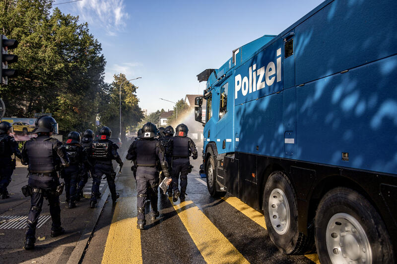 Wasserwerfer im Einsatz gegen den linken Gegenprotest der auf der Route des "Marsch fürs Läbe" mehrmals auftauchte. Fotografiert am 20. September 2025.  Water cannon in action against the left-wing counter-protest that appeared several times on the route of the "March for Life". Photographed on 20 September 2025.