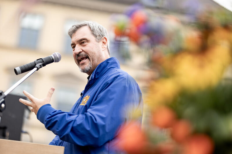 Ministerpräsident Markus Söder ( CSU ) bei der Eröffnung der 14. Bauernmarktmeile 2025 am Münchner Odeonsplatz am 28.09.2025.   --   Minister President Markus Soeder ( CSU ) at the opening of the 14th farmer's market mile 2025 in Munich, Germany on September 28, 2025.