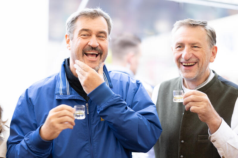 Ministerpräsident Markus Söder ( CSU ), Präsident des Bayerischen Bauernverbandes ( BBV ) Günther Felßner ( CSU ) bei der Eröffnung der 14. Bauernmarktmeile 2025 am Münchner Odeonsplatz am 28.09.2025.   --   Minister President Markus Soeder ( CSU ), President of the Bavarian farmer's association ( BBV ) Guenther Felssner ( CSU ) at the opening of the 14th farmer's market mile 2025 in Munich, Germany on September 28, 2025.