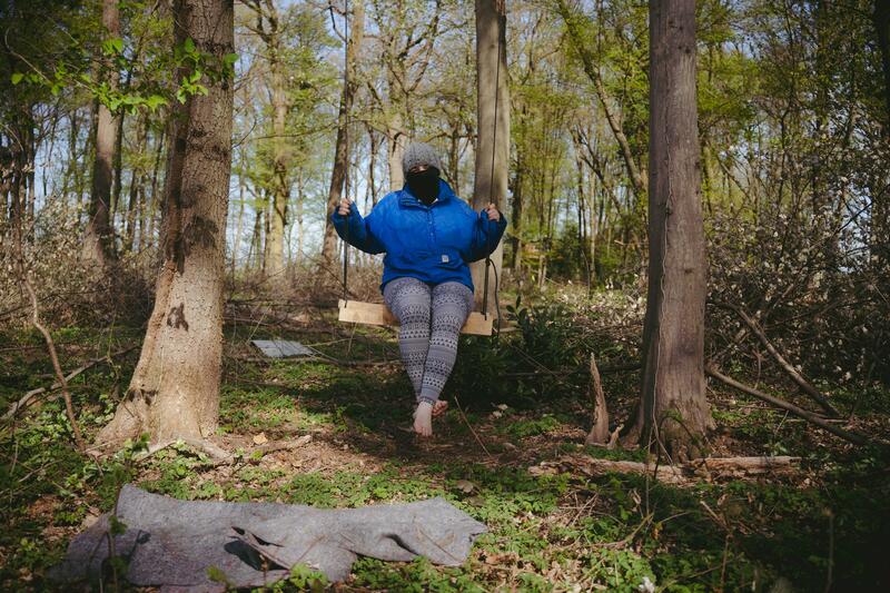 Das Sündenwäldchen bei Manheim, nahe dem Hambacher Forst, ist seit Monaten besetzt. Aktivist*innen haben Baumhäuser errichtet und halten Mahnwachen ab, um die Rodung durch RWE zu verhindern. Nach einem Gerichtsbeschluss darf das Gebiet vollständig gerodet werden, eine Räumung steht jederzeit bevor. Trotz massiver Repression bleibt die Besetzung bestehen. -- The Sündenwäldchen forest near Manheim, close to the Hambach Forest, has been occupied for months. Activists have built tree houses and are holding vigils to prevent RWE from clearing the area. Following a court ruling, the area may be completely cleared, and eviction is imminent. Despite massive repression, the occupation continues.